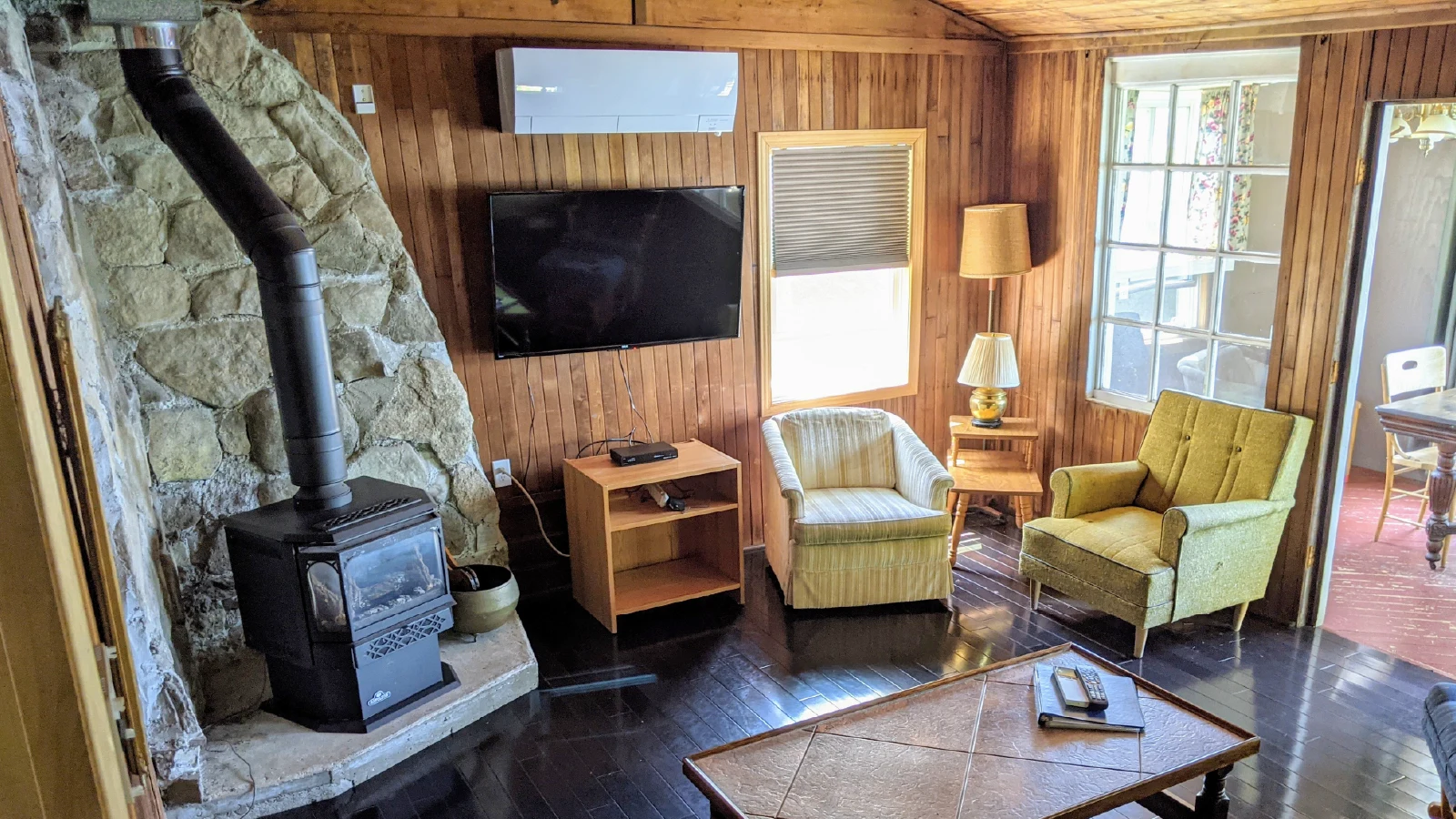 Pigeon-Lake-Resort-Cottage-twenty-one-living-room